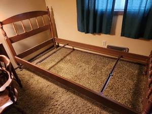 lot 41 image: Ethan Allen Vintage Twin Bed Frame