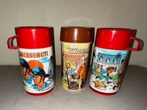 lot 53 image: Set of 3 Vintage Aladdin Thermos Bottles with Classic Designs
