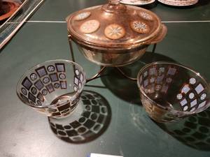 lot 64 image: Mid-Century Modern Chip and Dip Serving Set with Metal Stand