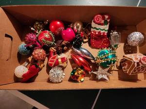 lot 92 image: Vintage Christmas Ornament Collection with Beaded and Fabric Designs