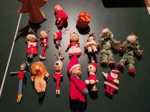 lot 95 image: Collection of Vintage Christmas Tree Ornaments