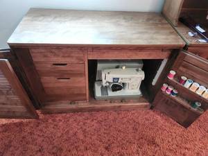 lot 101 image: Vintage Singer Sewing Machine with Integrated Wooden Sewing Cabinet