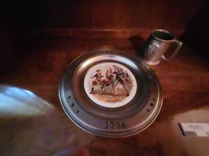 lot 113 image: Decorative American Revolution Plate and Eagle Motif Mug Set