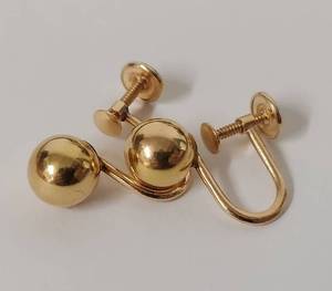 lot 121 image: Pair of 14K Gold Screw Back Earrings