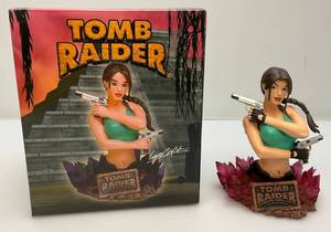 lot 165 image: Miniature Limited Edition 25514500 TOMB RAIDER Lara Croft (NIB)