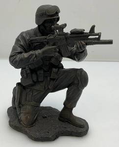 lot 195 image: 5 12 PACIFIC Giftware Soldier Kneeling Figurine