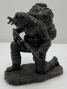 lot 196 image: 6 PACIFIC Giftware Soldier Kneeling Figurine