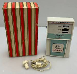 lot 211 image: 1960s American Standard Amoco Gas Pump Am Transistor Radio (Needs New 9 Volt Hook Up)