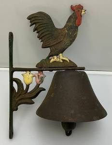 lot 37 image: Large Metal Rooster Adorned Dinner 8 x 9 Bell