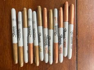 lot 38 image: Sharpie Metallic Bronze and Gold Markers
