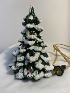 lot 6 image: Vintage Ceramic Christmas Tree 1959 working lights