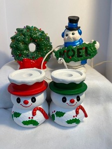 lot 13 image: Vintage Inspired Light Up Wreath Vintage Ceramic Snowmen Light