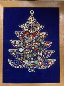 lot 18 image: Large Vintage Velvet and Jewelry Christmas Tree Picture Lights Up