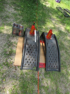lot 9 image: Car Ramps and Bottle Jacks