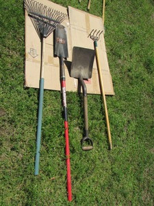 lot 18 image: Lawn Items