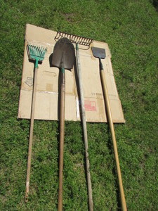 lot 19 image: Lawn Items