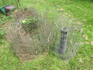 lot 81 image: Chicken Wire Garden Fencing