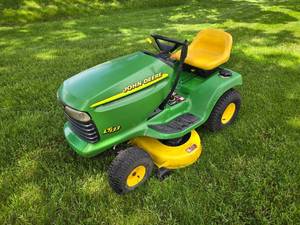 lot 1 image: John Deere LT133 Lawn Tractor