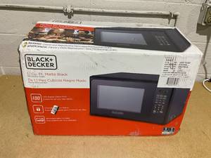lot 108 image: BLACKDECKER 1.1 cu ft 1000W Microwave Oven - Stainless Steel Black Countertop