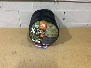 lot 339 image: Ozark Trail Oversized 30F Cool Weather Sleeping Bag