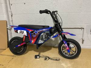 lot 82 image: M8TRX Blue 24V Electric Dirt Bike, Ride on Toy Motorcycle