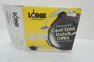 lot 7 image: Lodge Cast Iron 5qt Dutch Oven (NEW)