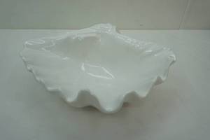 lot 68 image: Ceramic Shell Bowl 20x15