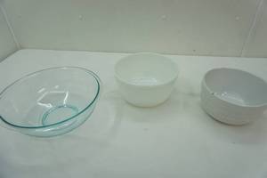 lot 97 image: Pyrex Mixing Bowls