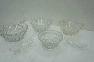 lot 102 image: 4 Crystal Bowls and 2 Crystal Boats