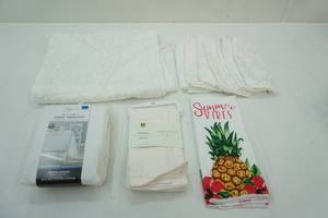 lot 105 image: Cloth Napkins, Tablecloths, Hand Towels
