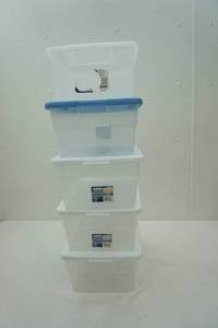 lot 110 image: 5 storage containers with 4 lids. approx. 16x11x7