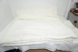 lot 165 image: Berkshire Comforter and 2 Pillow Shams, 1 pillow case & linen bag