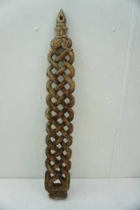 lot 192 image: Vintage Hand Carved Spoon Holder, Wooden Braid Wall Hanging