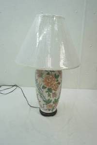 lot 195 image: Vintage Chinese Porcelain Table Lamp 29 tall