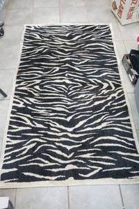 lot 218 image: Zebra Print Rug 5x3