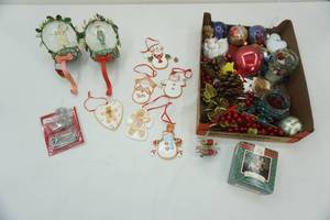 lot 237 image: Christmas decor