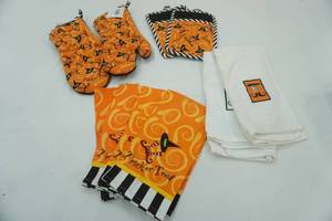lot 244 image: NEW Halloween Hand Towels, Potholders & Oven Mitts