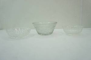 lot 320 image: Glass Serving Bowls