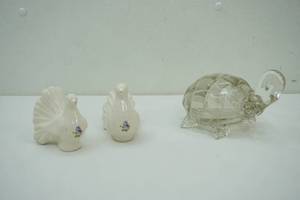 lot 324 image: Ceramic Doves & Crystal Glass Turtle