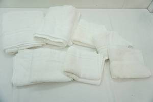 lot 329 image: bath towels