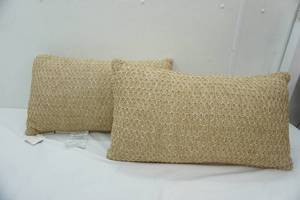 lot 331 image: accent pillows