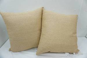 lot 332 image: accent pillows