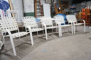 lot 365 image: 5 Outdoor Patio Chairs