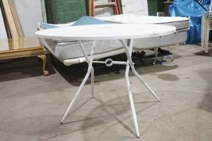 lot 364 image: White Metal Round Patio Table