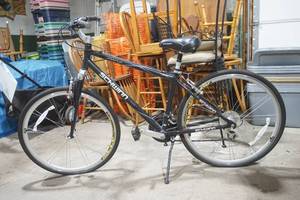 lot 370 image: Mens Schwinn Avenue Hybrid Series 26