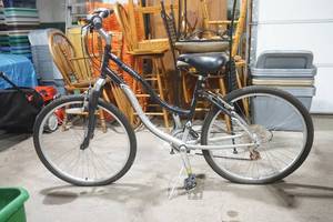 lot 371 image: Womens Schwinn Skyliner 25
