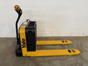 lot 11 image: Yale MPB040 Power Pallet Jack