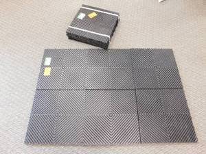 lot 18 image: 2 - Bundles of Plastic Interlocking Tiles