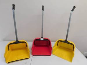 lot 22 image: 3 - Jumbo Plastic Standing Dust Pans