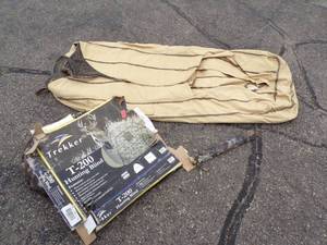 lot 66 image: Ground Hunting Blind and Trekker T-200 Popup Hunting Blind